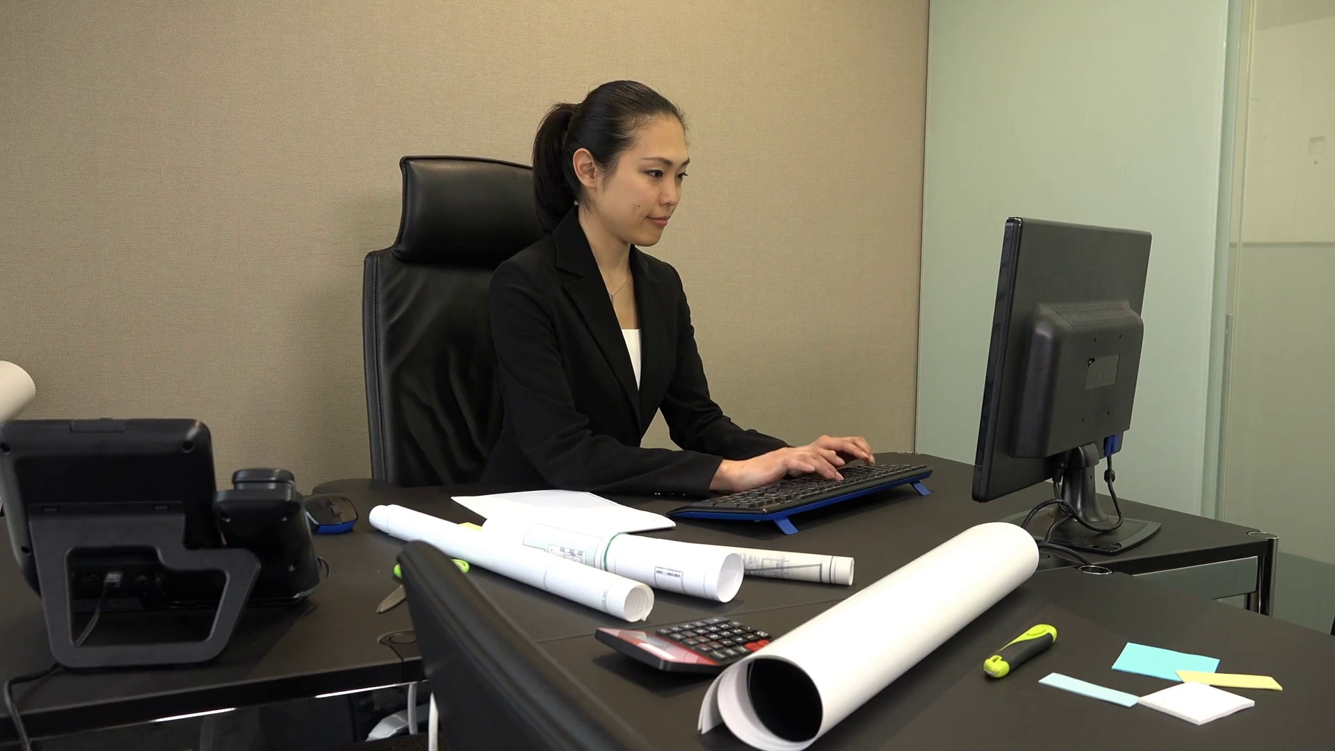 videoblocks-busy-asian-people-at-work-in-executive-office-beautiful-japanese-business-woman-working-with-computer-in-corporate-studio-successful-businesswoman-and-female-manager_r2kuxb1cm_thumbnail-1